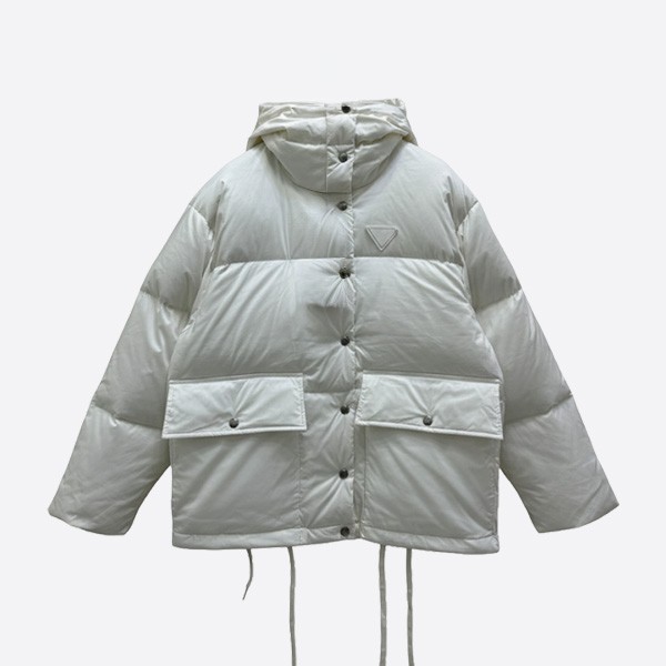 プラダ ホワイトダウンジャケット