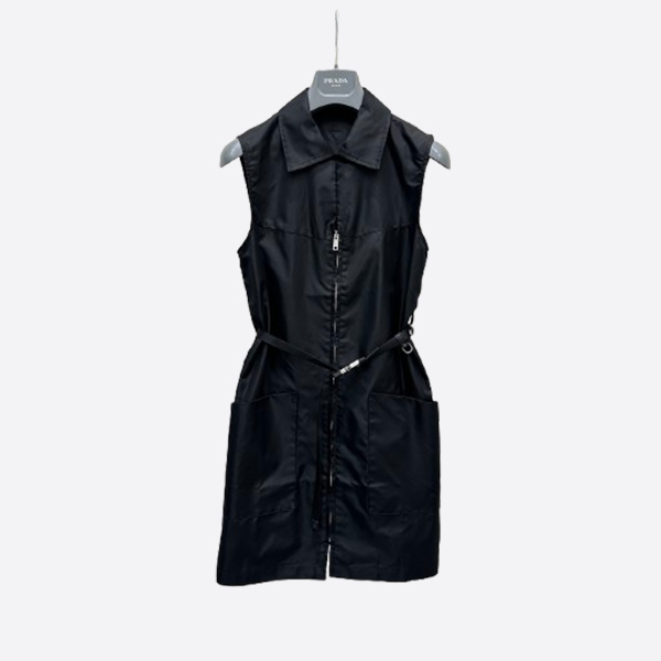 プラダ トライアングルロゴ フード付き 防風ジャケット ブラック