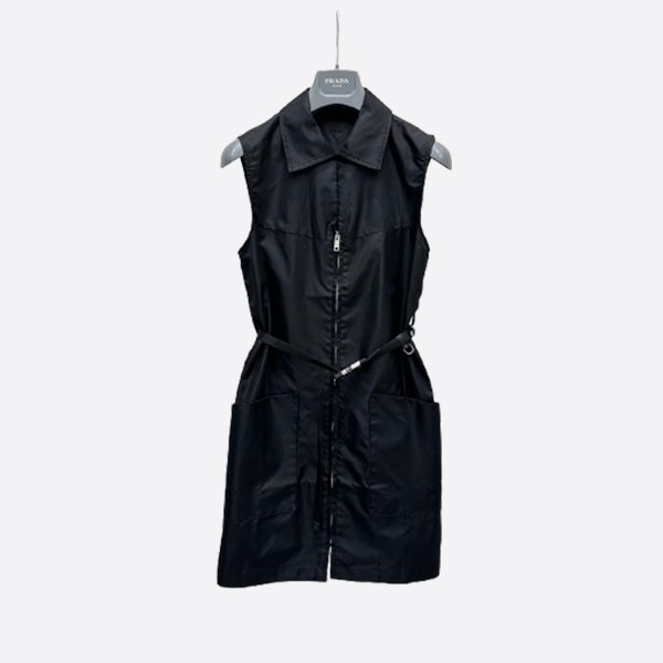 プラダ トライアングルロゴ フード付き 防風ジャケット ブラック